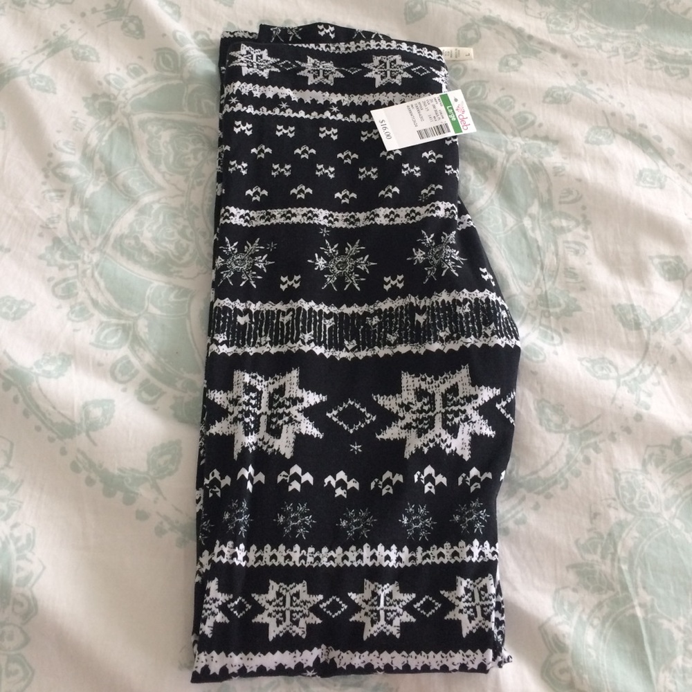 NWT Black/White Snowflake Leggings